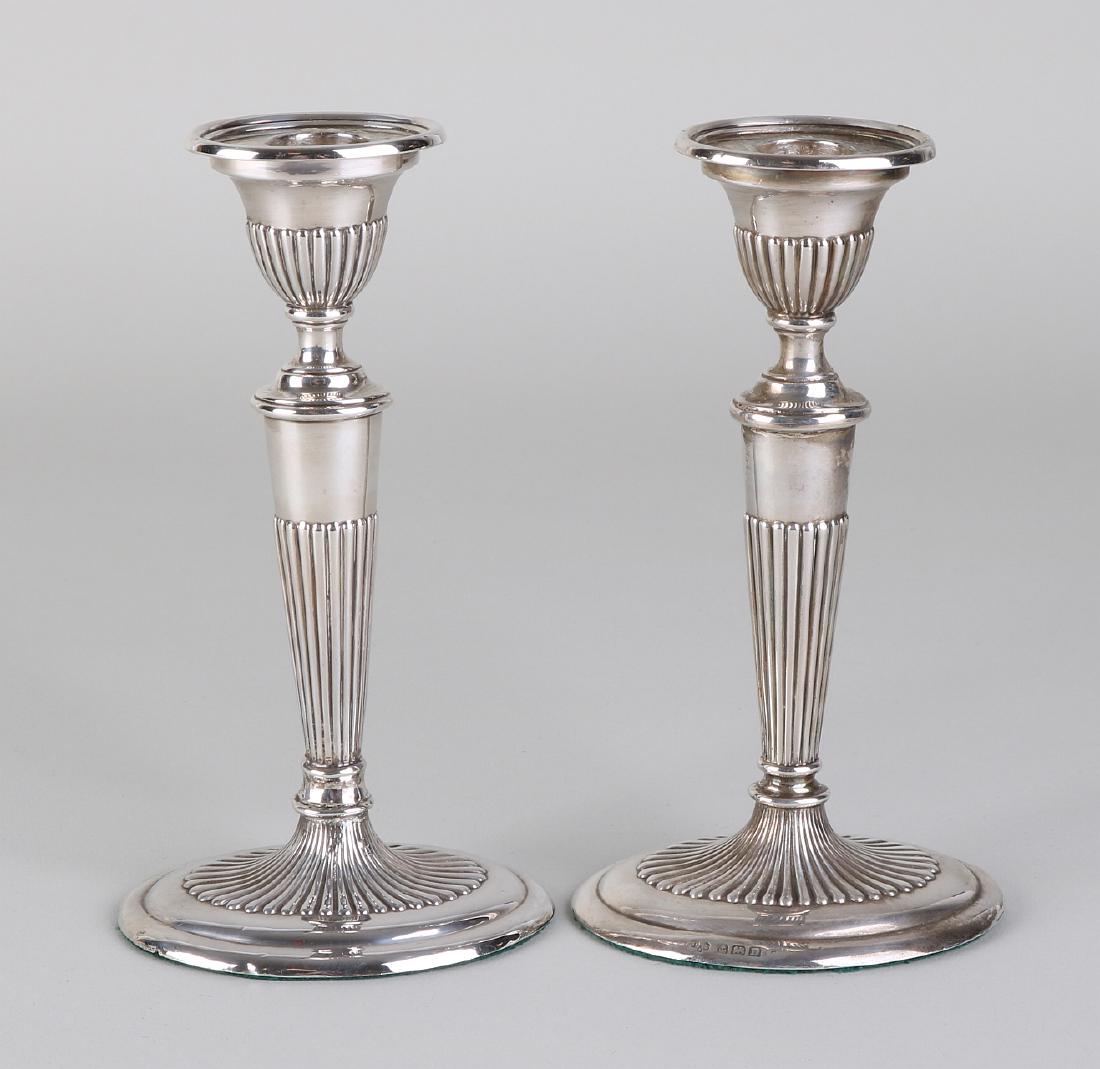 Set with 2 silver candlesticks, 925/000, on oval base: Set with 2 silver candlesticks, 925/000, on oval base decorated with cannelures. MT .: William Hutton & Sons, Ltd., Birmingham, December 19, 1928. 8.5x6.6x16cm. One candlestick has been restored.
