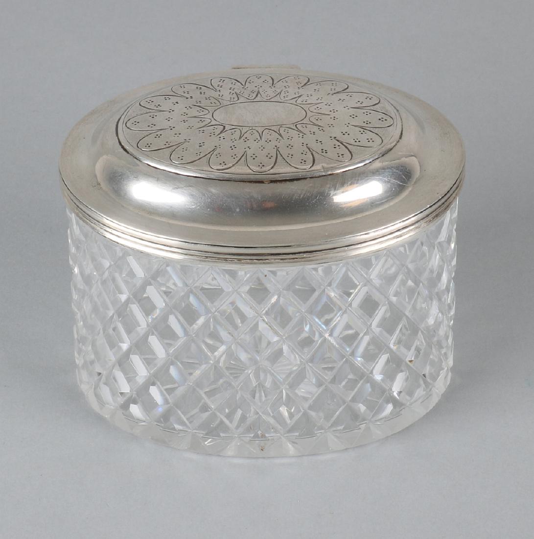 Oval crystal tea caddy with French-style shavings with: Oval crystal tea caddy with French-style shavings with silver lid with ribbed edge and engraved flower with pointy leather pattern. 833/000. MT .: Van Kempen, Voorschoten, jl .: i: 1870. 11x9x9cm. In