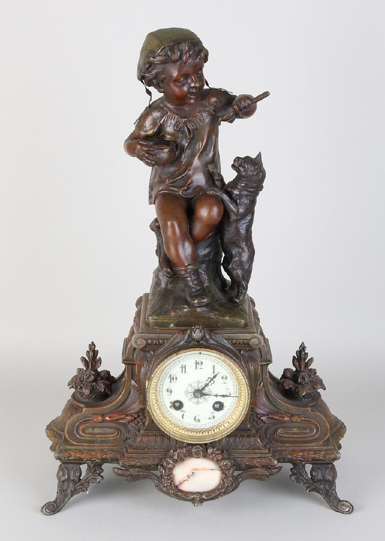 Nice 19th century French pendulum. Circa 1890. Title:: Nice 19th century French pendulum. Circa 1890. Title: Accord. Girl with cat. Composition metal. Clock has eight-day clock, half hour, spring garland. Size: 46 cm. In good condition.
