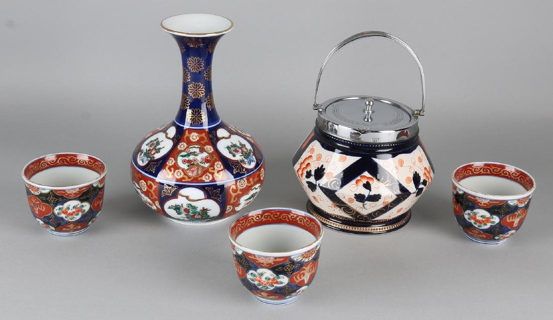 Five times old / antique porcelain / ceramics with: Five times old / antique porcelain / ceramics with Imari decors. Circa 1900 - 1980. Consisting of: Three bowls, circa 1900. One cookie jar, circa 1930. One vase, circa 1980. Size: 9 - 21 cm. In good c