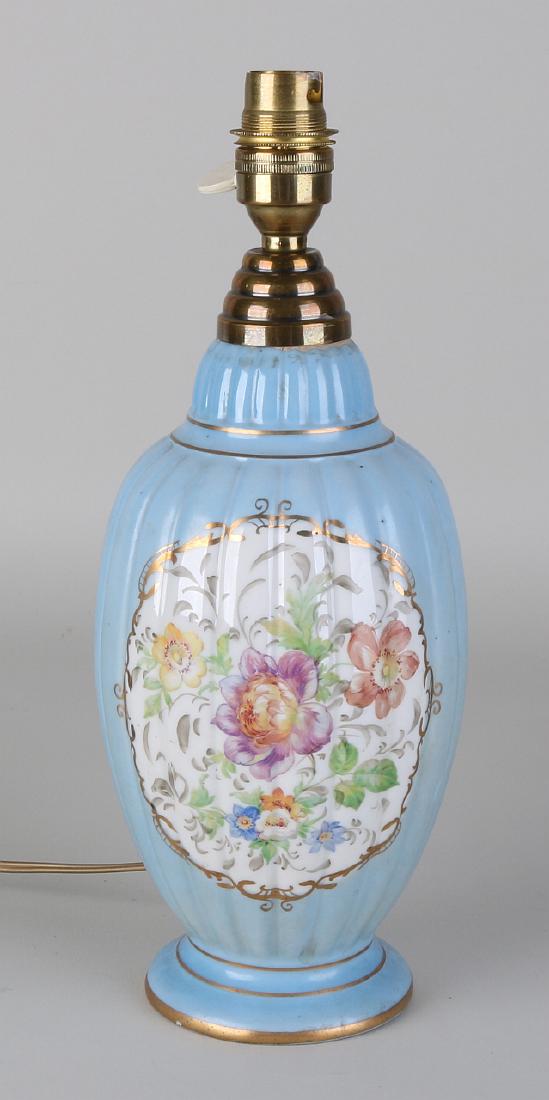 Antique French hand-painted porcelain table lamp with: Antique French hand-painted porcelain table lamp with floral and gold decor. Circa 1900. Dimensions: H 30 cm. In good condition.