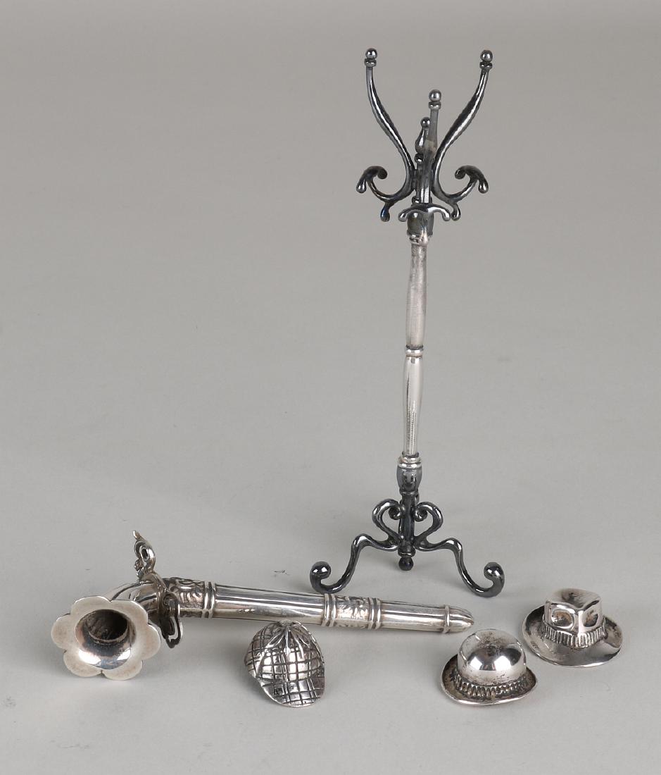 Silver miniature coat rack with hats and a horn, silver: Silver miniature coat rack with hats and a horn, silver coat rack with 3 hats, 800/000, and a midwinter horn on standard, 835/000. height 9-13 cm. Total about 74 grams. In very good condition