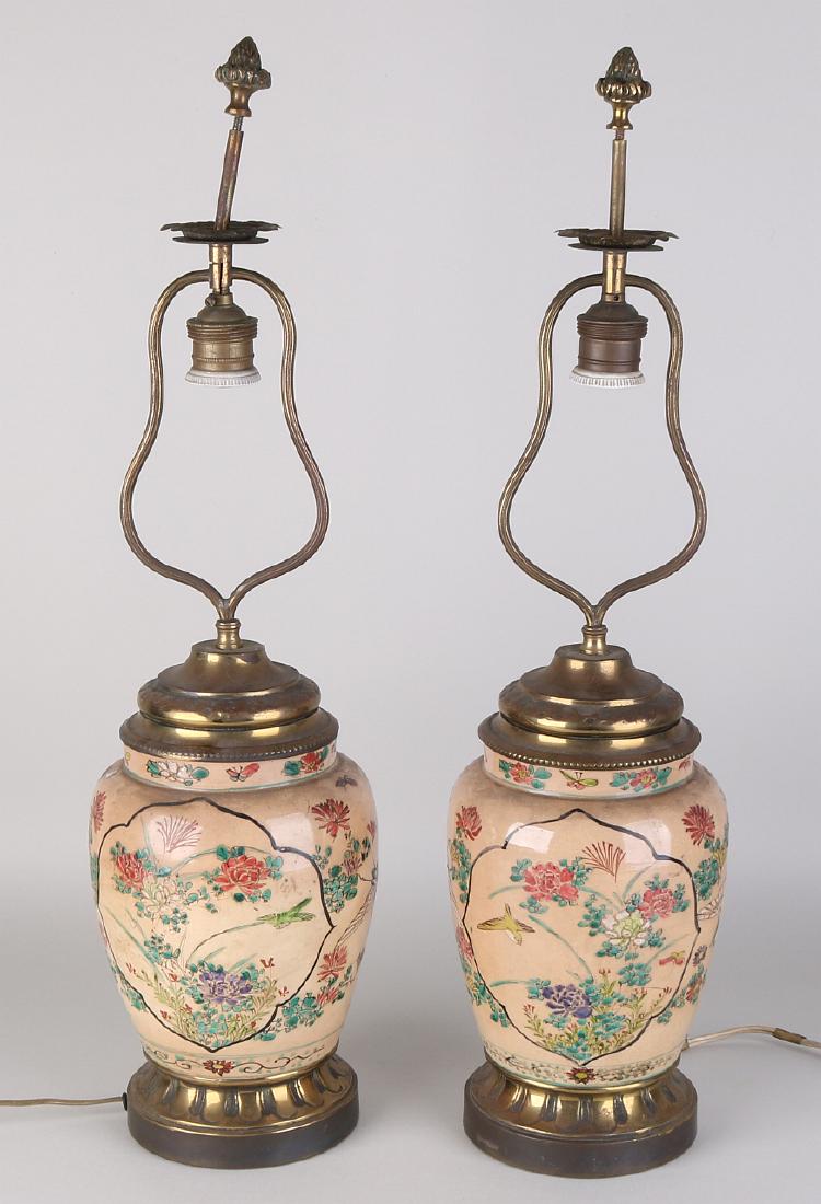 Two antique Japanese Satsuma ceramic table lamps with: Two antique Japanese Satsuma ceramic table lamps with floral and bird decor. Circa 1900. Dimensions: H 62 cm. In good condition.