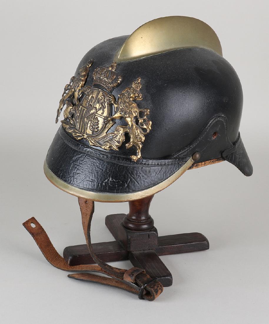 Antique fire brigade helmet made of brass and leather.: Antique fire brigade helmet made of brass and leather. With leather inner helmet. Dimensions: 16 x 26 x 17 cm. In good condition.