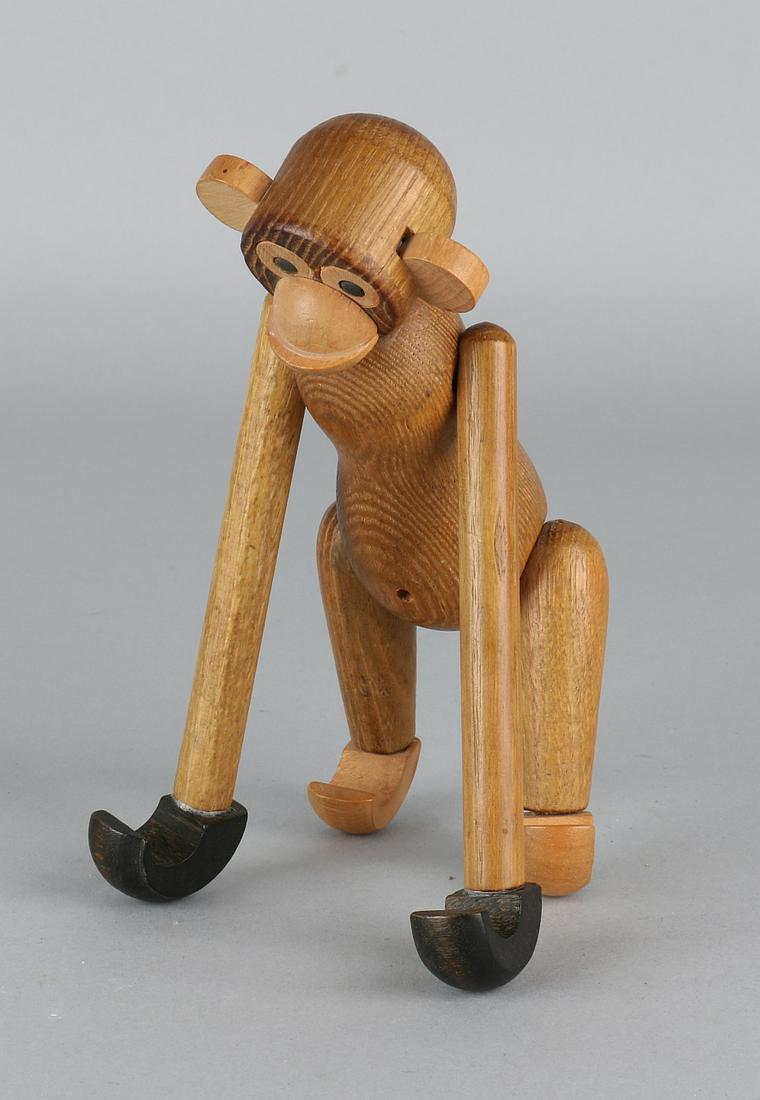 Wooden 50s design monkey in the style of Kay Bojesen.: Wooden 50s design monkey in the style of Kay Bojesen. Size: 18 cm. In good condition.