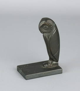 Art Deco bronze paperweight. Circa 1925. Design: Art Deco bronze paperweight. Circa 1925. Design Johannes Bosma. 1879 - 1960. Snap owl. Dimensions: 13 cm. In good condition.