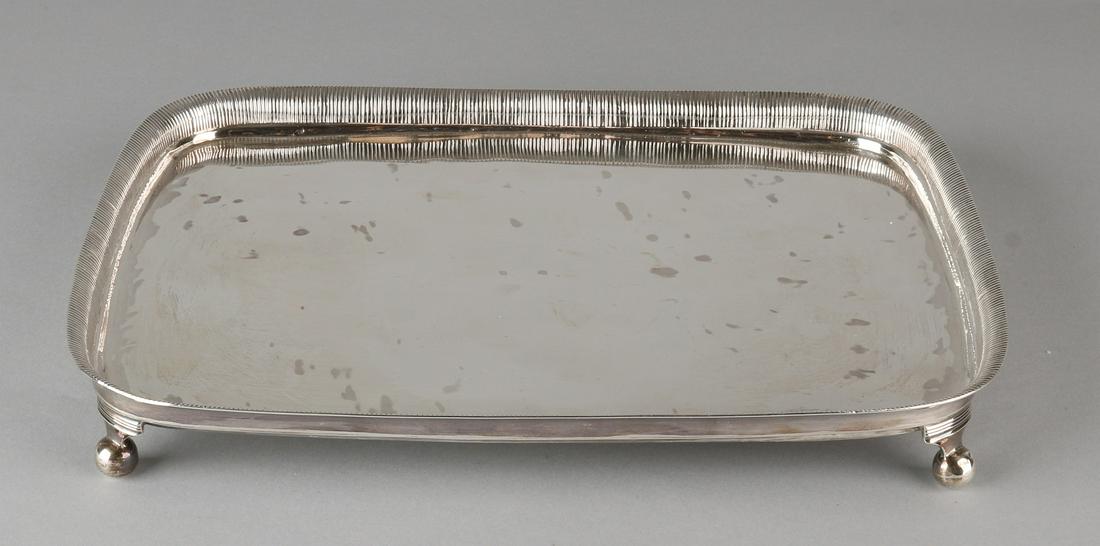 Beautiful silver comedy, 934/000, rectangular shape: Beautiful silver comedy, 934/000, rectangular shape with a raised edge decorated with a ribdecor, placed on ball feet 4 with a starter provided with fillet operation. MT .: the John Cook, Leiden, jl .