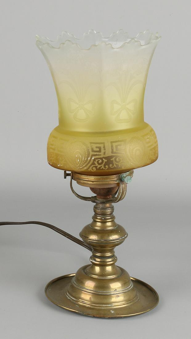 Antique brass table lamp with etched frosted glass: Antique brass table lamp with etched frosted glass lampshade. Circa 1910. Dimensions: H 29 cm. In good condition.