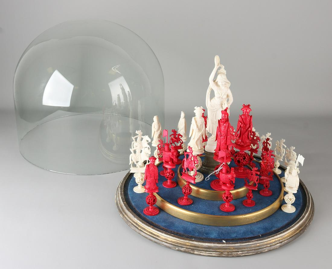 Rare antique ivory Chinese chess game comprising 32: Rare antique ivory Chinese chess game comprising 32 chess pieces and loose centerpiece dancer. Circa 1900. White ivory and ivory colored red. Antique bell jar. Size: 9-23 cm. In good condition.