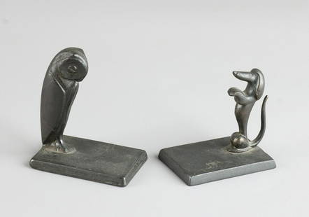 Two bronze Art Deco paperweight. Owl and dachshund.: Two bronze Art Deco paperweight. Owl and dachshund. Design Johannes Bosma. 1879 - 1960. Branded Hunt. Size: 4-6 cm. In good condition.