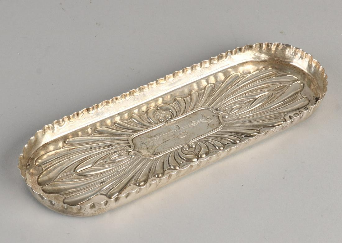 Oval silver pen tray, 925/000, with scalloped rim. At (1 of 1)