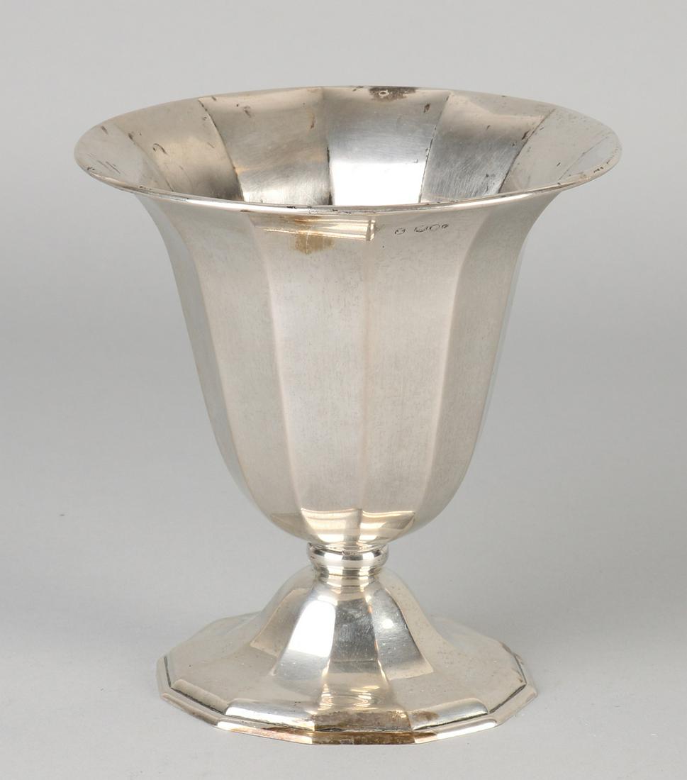 Silver vase, 833/000, twelve angular model with a: Silver vase, 833/000, twelve angular model with a slightly folded-back edge positioned on a dodecagonal foot. MT .: Royalties, Royals, Ask Voorschoten jl .: f: 1940.11x11x12cm. In good condition