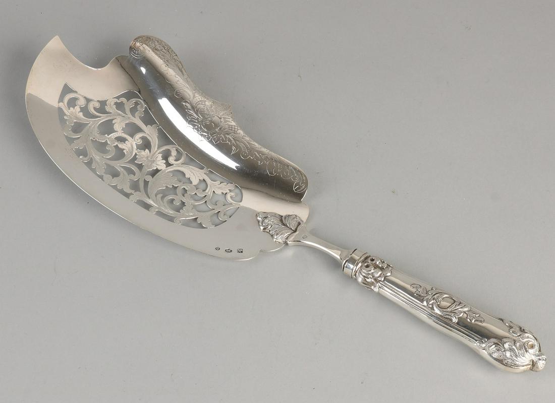 Silver fish slice, 833/000, with cut and engraved scoop (1 of 1)