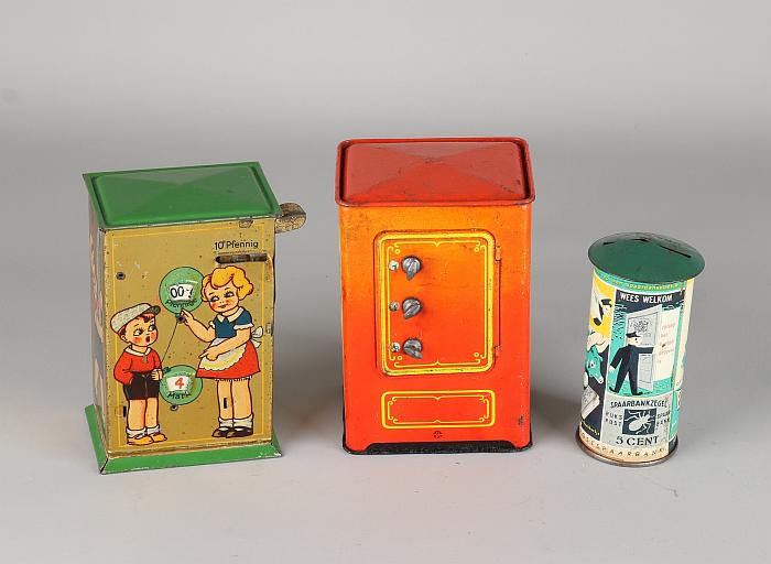 Three old German tin piggy banks. Comprising: Austrian: Three old German tin piggy banks. Comprising: Austrian postal savings bank, made in Germany, circa 1920, and safe model, Western Germany. Circa 1950. Size: 10-13 cm. In good condition.