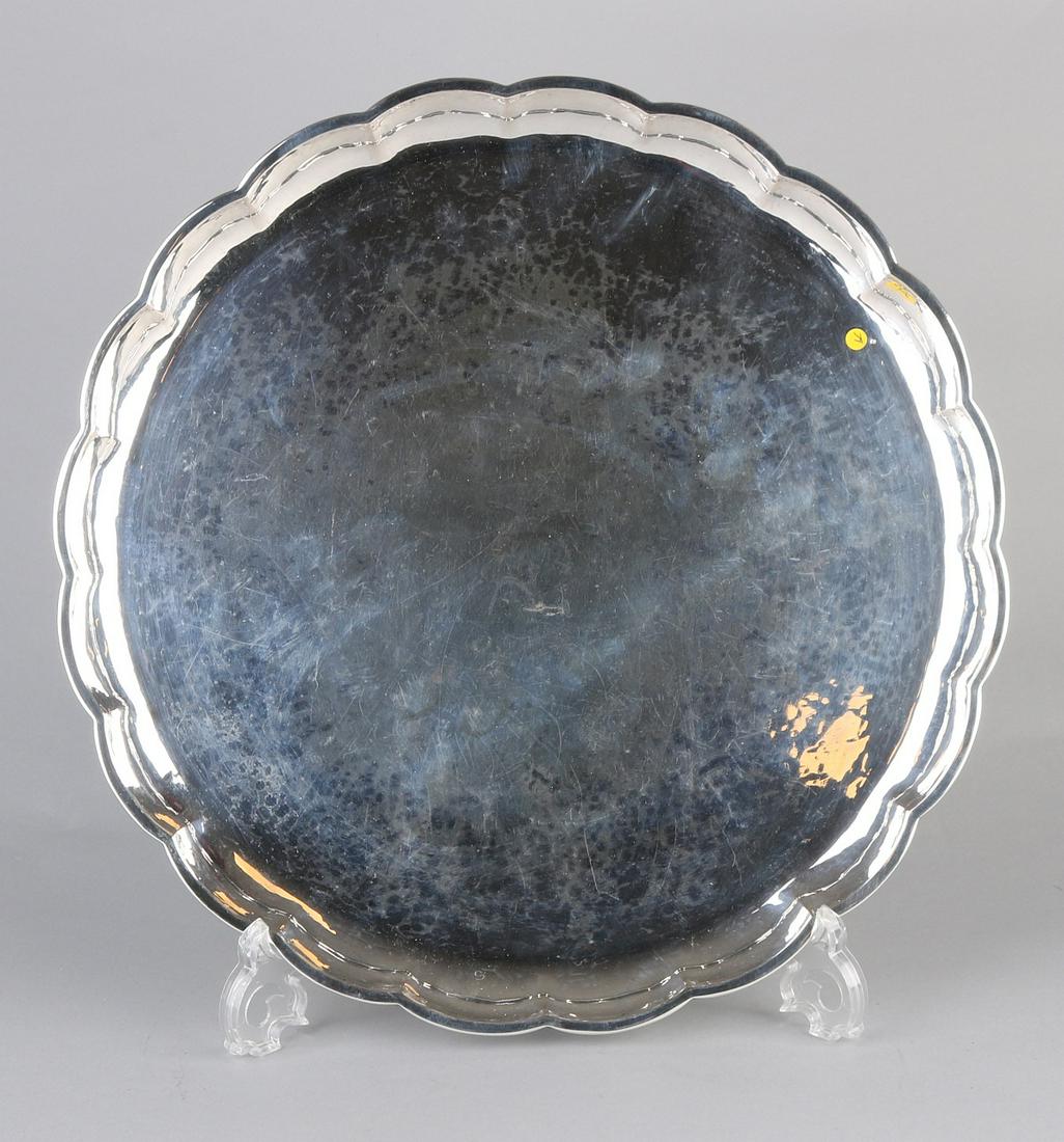 Large round silver tray, 835/000, with a raised: Large round silver tray, 835/000, with a raised scalloped edge. approx. 1220 grams. ø36x3cm. Equipped with a light hammer-blow pattern. In good condition