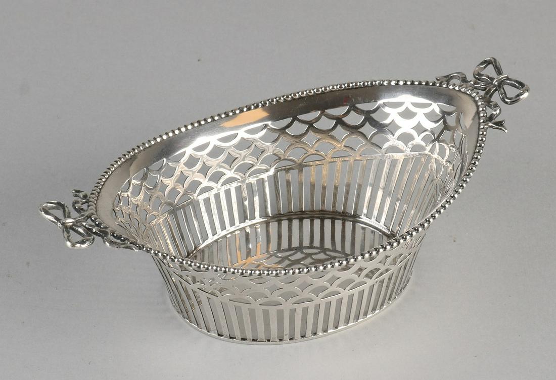 Beautiful 835/000 silver bonbon basket. Lace cut with: Beautiful 835/000 silver bonbon basket. Lace cut with bars, pearl edge and bow ears. Mr. JM van Kempen-Voorschoten. Anno G 1916. Dimensions: 16 x 9 x 5 cm. Weight: approx. 90 grams. In good condition.