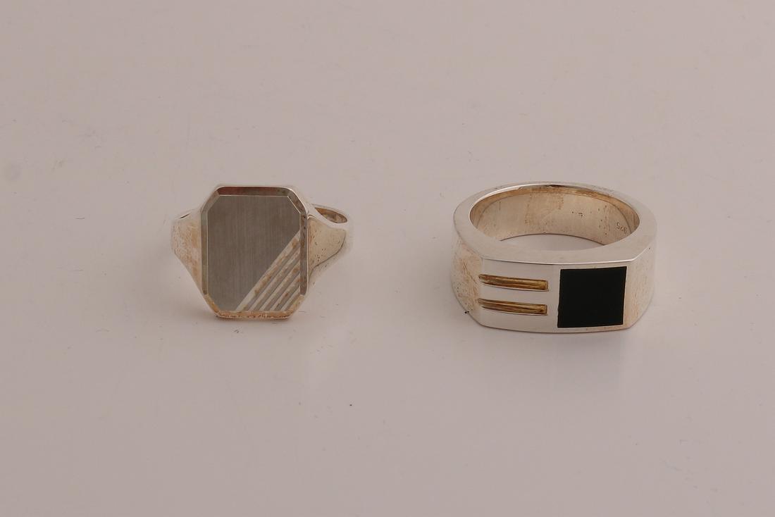 Two silver men's rings, 925/000, a signet ring with an (1 of 1)