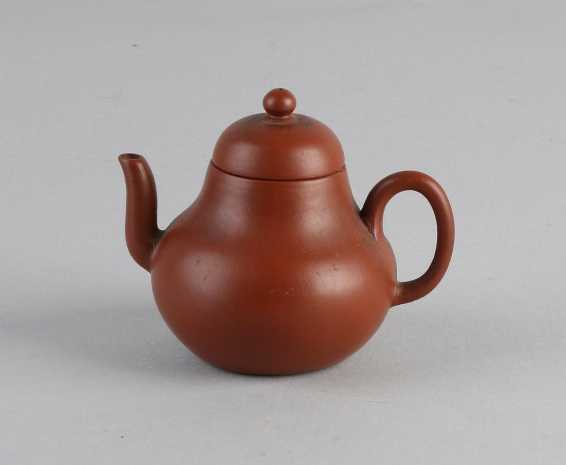 Small Chinese Yixing pull pot with bottom mark. (1 of 2)