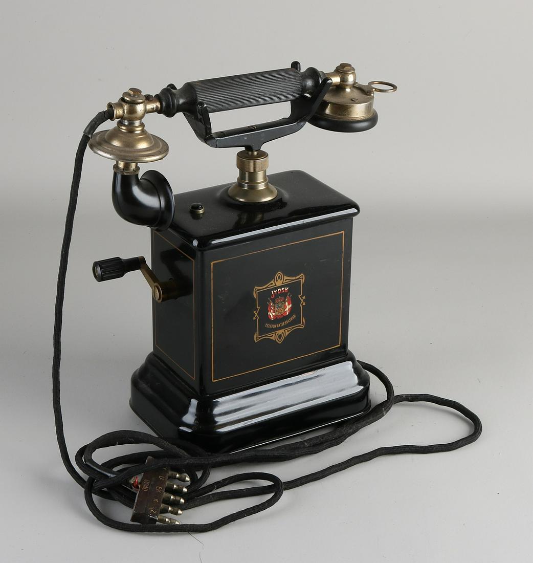 Old Danish Jydsk metal / Bakelite telephone. 20th: Old Danish Jydsk metal / Bakelite telephone. 20th century. Size: 25 x 13 x 31 cm. In very good condition.