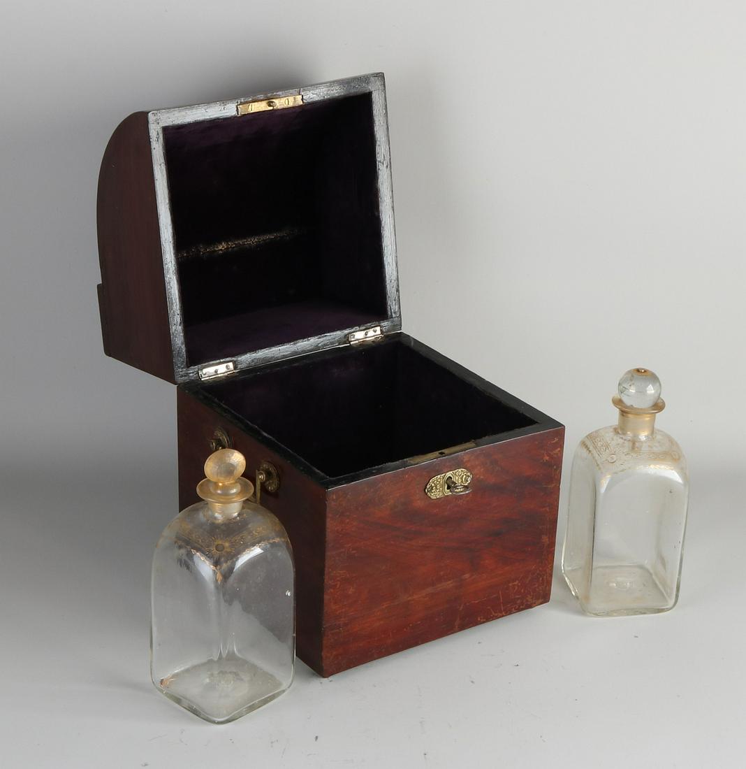 Early 19th century mahogany liqueur box with lock + key: Early 19th century mahogany liqueur box with lock + key and two carafes. One stop does not fit. Size: 26 x 18 x 18 cm. In good condition.