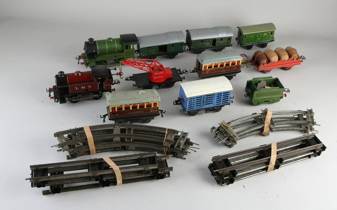 Large lot of tin toys. Train set. Circa 1930: Large lot of tin toys. Train set. Circa 1930 - 1950. Including: Two Hornby locomotives Meccano) + eight wagons including Hornby. Played. Size: 10 - 16 cm. In fair / good condi