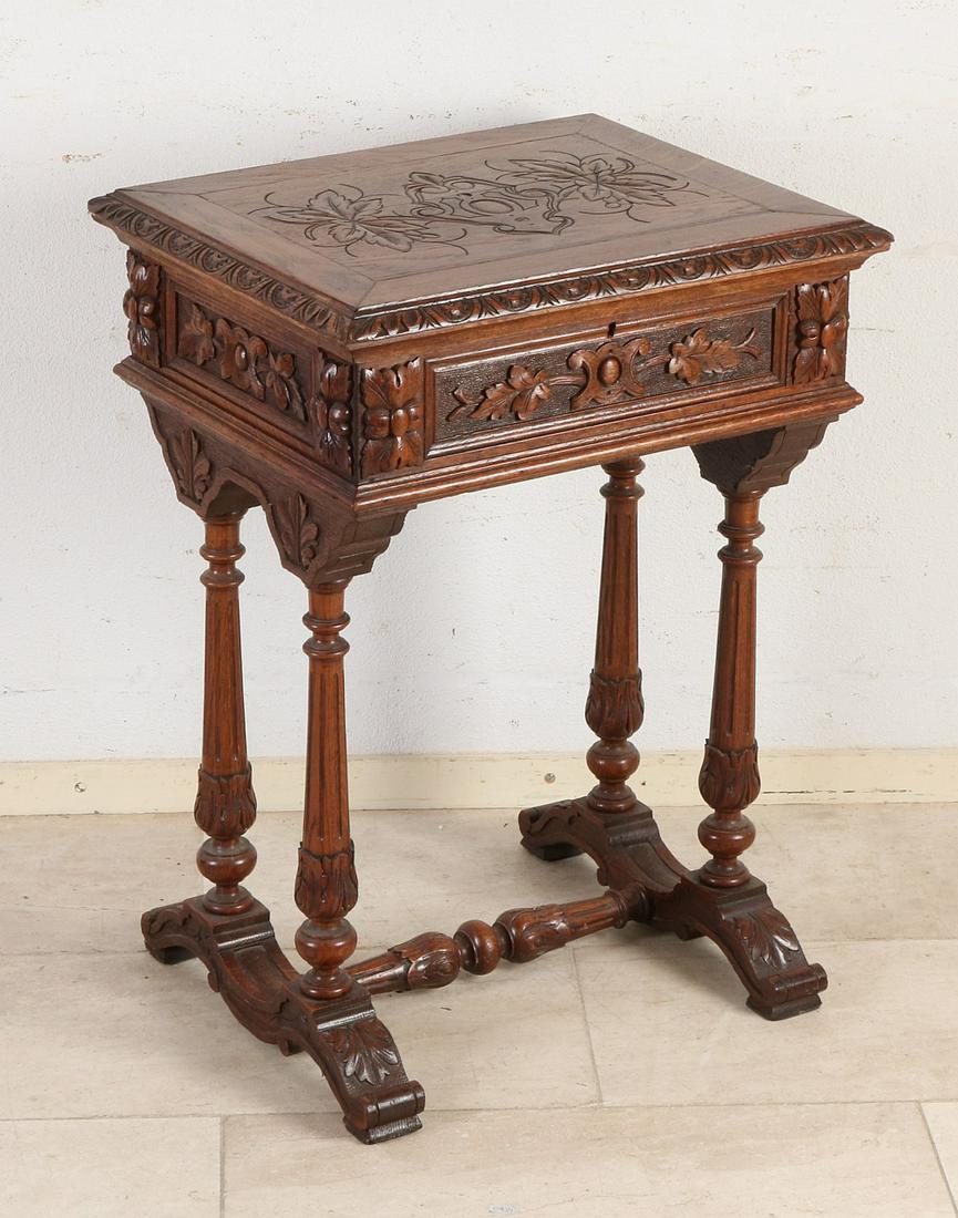 Antique oak sewing table with full columns and floral: Antique oak sewing table with full columns and floral carving. Circa 1880. Dimensions: 75 x 53 x 44 cm. In good condition.