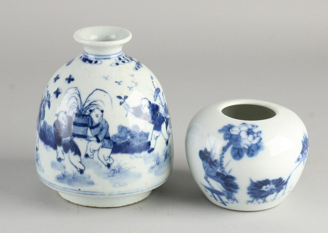 Two Chinese porcelain vases. Consisting of;  (1 of 2)