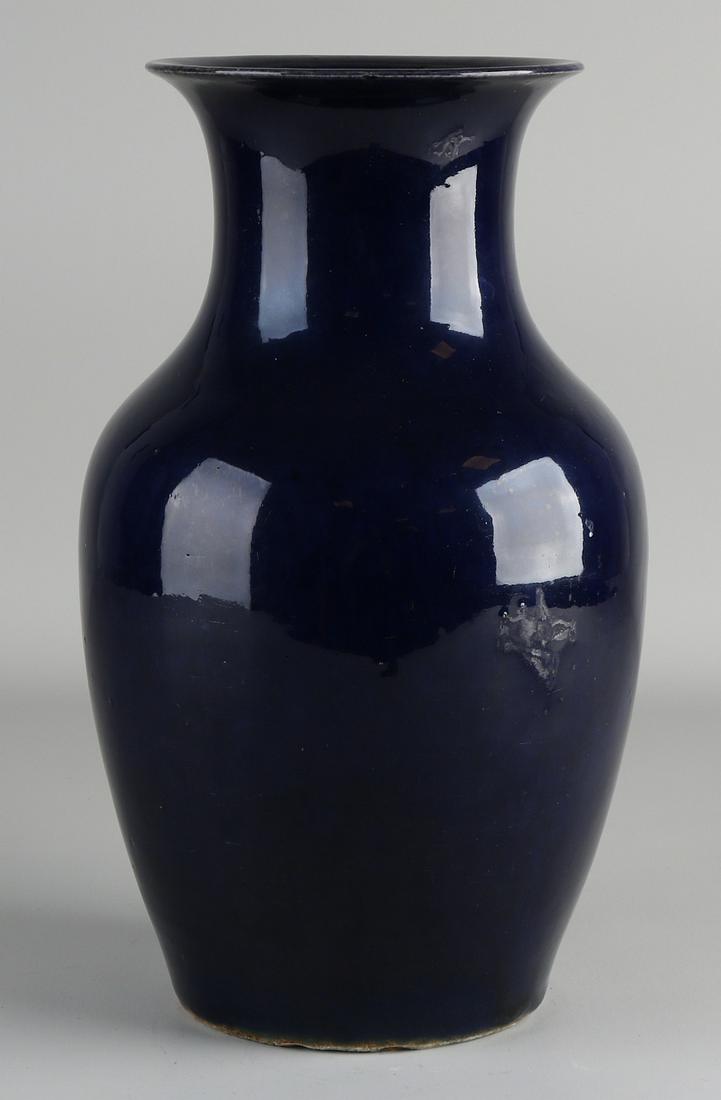 Large Chinese porcelain vase with blue glaze. 18th (1 of 2)