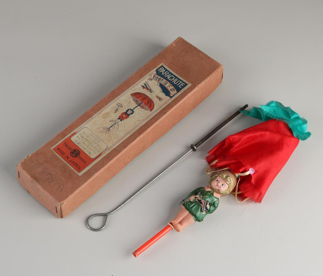 50s Japanese celluloid parachute jumper. Trade Ken: 50s Japanese celluloid parachute jumper. Trade Ken Mark. In original condition + original box. Size: 27 cm. In good condition.