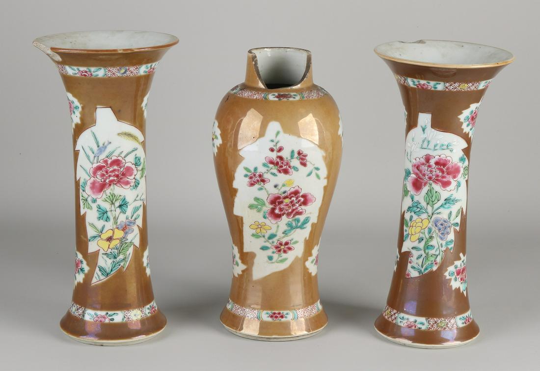 Three-piece 18th - 19th century Chinese porcelain: Three-piece 18th - 19th century Chinese porcelain Family Rose garniture with floral decoration. Damaged. Dimensions: H 23 - 24 cm. In moderate condition.