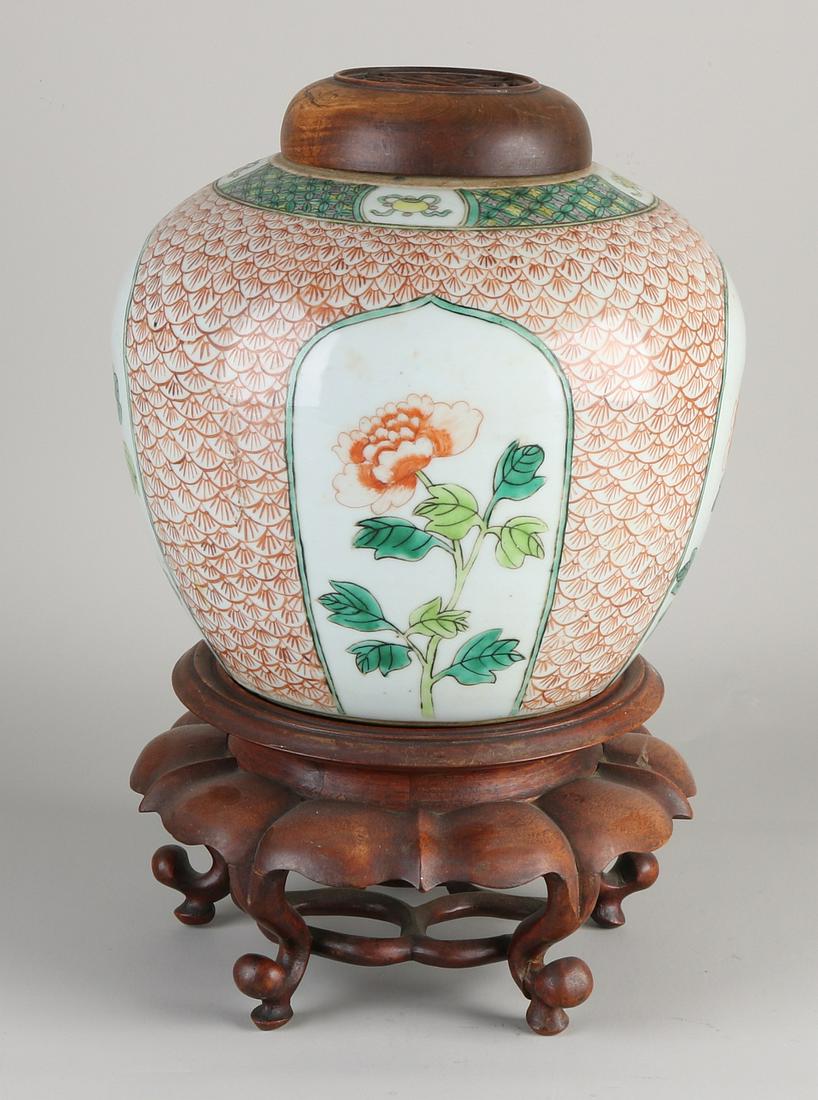 Large Chinese porcelain ginger jar with lid.  (1 of 1)