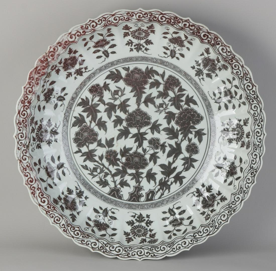 Large Chinese porcelain deep dish with floral decors (1 of 2)