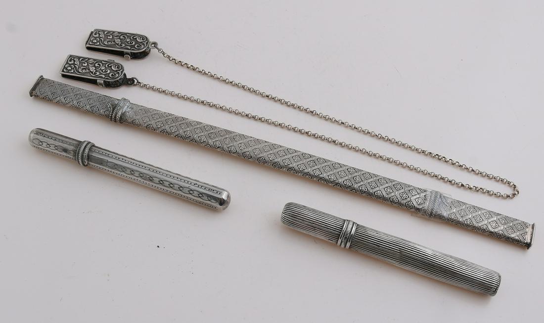 Lot silver with 2 needle cases, a knitting pin holder: Lot silver with 2 needle cases, a knitting pin holder and a napkin clip with silver chain. One needle case with a rib decoration and a needle case with bands with engraving. 10 cm, a knitting pen hold
