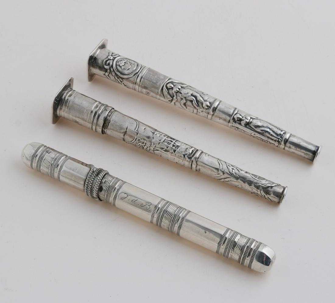 Lot with three silver needle cases, 833/000, one needle: Lot with three silver needle cases, 833/000, one needle case with a tapering cylindrical case decorated with an allegorical scene, MT .: G. Bakker, Sneek, 1812-1819, 10.5 cm, one needle case with a ta