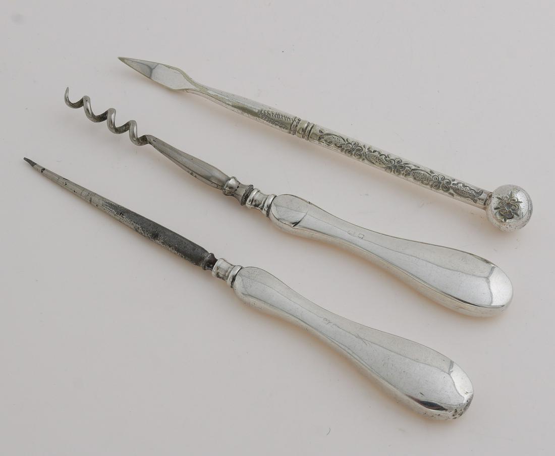Bar set with silver, 925/000, three-part set with a: Bar set with silver, 925/000, three-part set with a crank puller and awl with a silver handle, Birmingham, 1913 and a beautifully engraved nutcracker with a convex knob. 12-13 cm. In good condition.