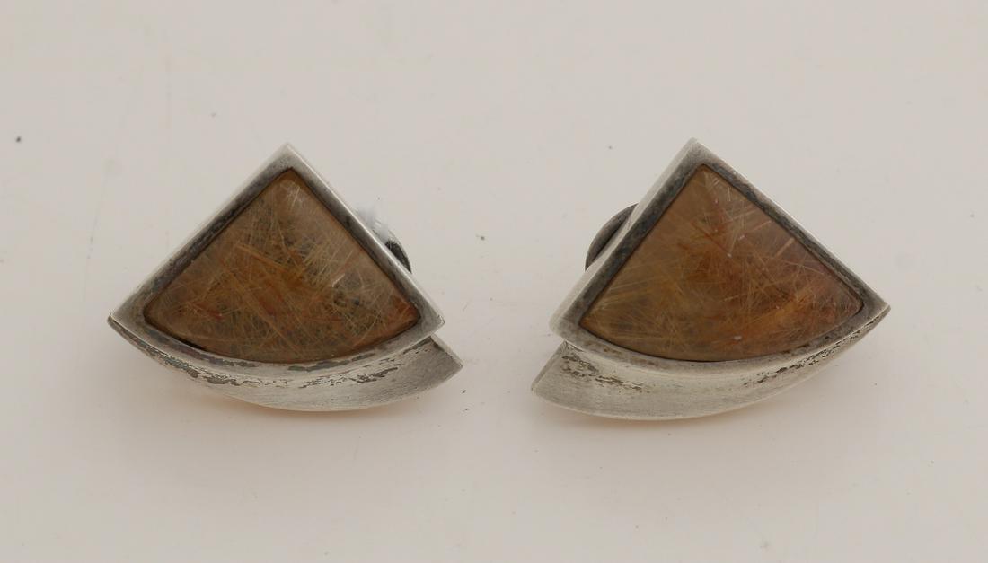 Silver ear studs, 925/000, with rutile quartz.: Silver ear studs, 925/000, with rutile quartz. Triangular large earrings set with a triangular cut rutile quartz. Size 20-20mm. The silver rim around rutile is matted. about 16.3 grams. New