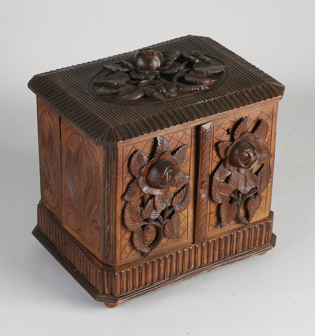 Walnut Schwarzwalder carving humidor with rose decor. - 2