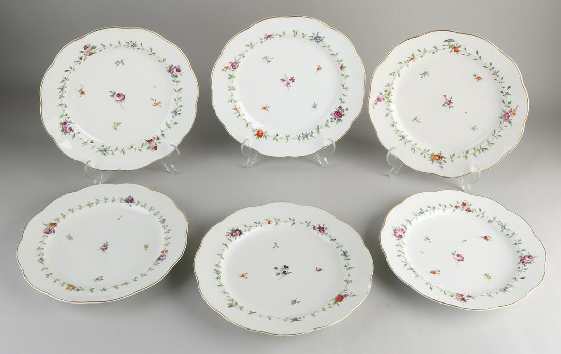 Six 18th century Dutch porcelain plates. Oud Loosdrecht: Six 18th century Dutch porcelain plates. Oud Loosdrecht MOL With floral and gold decoration. Potato chips. Size: Ã˜ 25 cm. In decent shape.