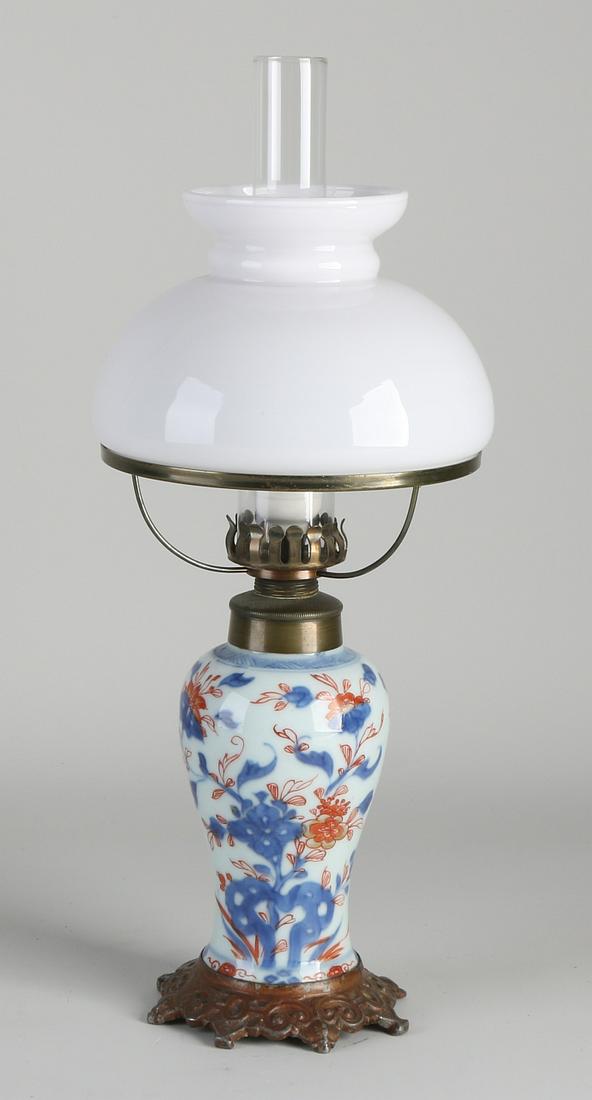 Antique table lamp with 18th century Chinese porcelain.: Antique table lamp with 18th century Chinese porcelain. Was a kerosene lamp, later electrified. Dimensions: H 30 cm. In good condition.