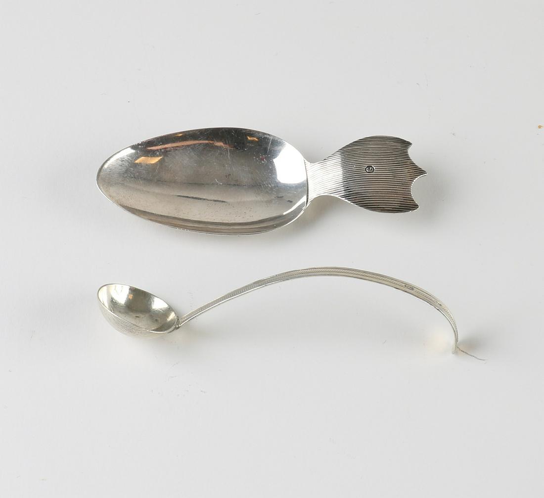Antique 835/000 Silver Ribbed Tea Thumb. jl G. Anno: Antique 835/000 Silver Ribbed Tea Thumb. jl G. Anno 1841. Dimensions: L 7.5 cm. And an 835/000 silver mustard spoon with ridges, jl: E. Anno 1839. Size: L 9 cm. Weight: approximately 12 grams in total