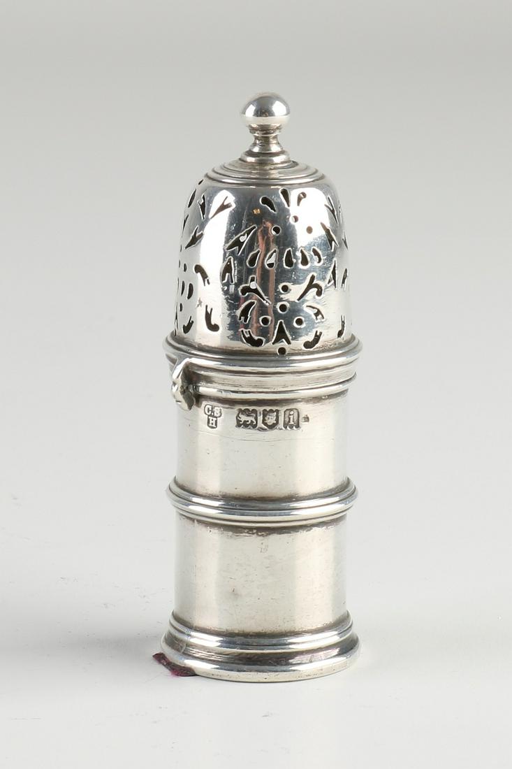 Silver spreader, 925/000, cylindrical model with a sawn: Silver spreader, 925/000, cylindrical model with a sawn cap with floral decoration. MT.: Charles Stuart Harris, London, jl.:i; 1904. In good condition