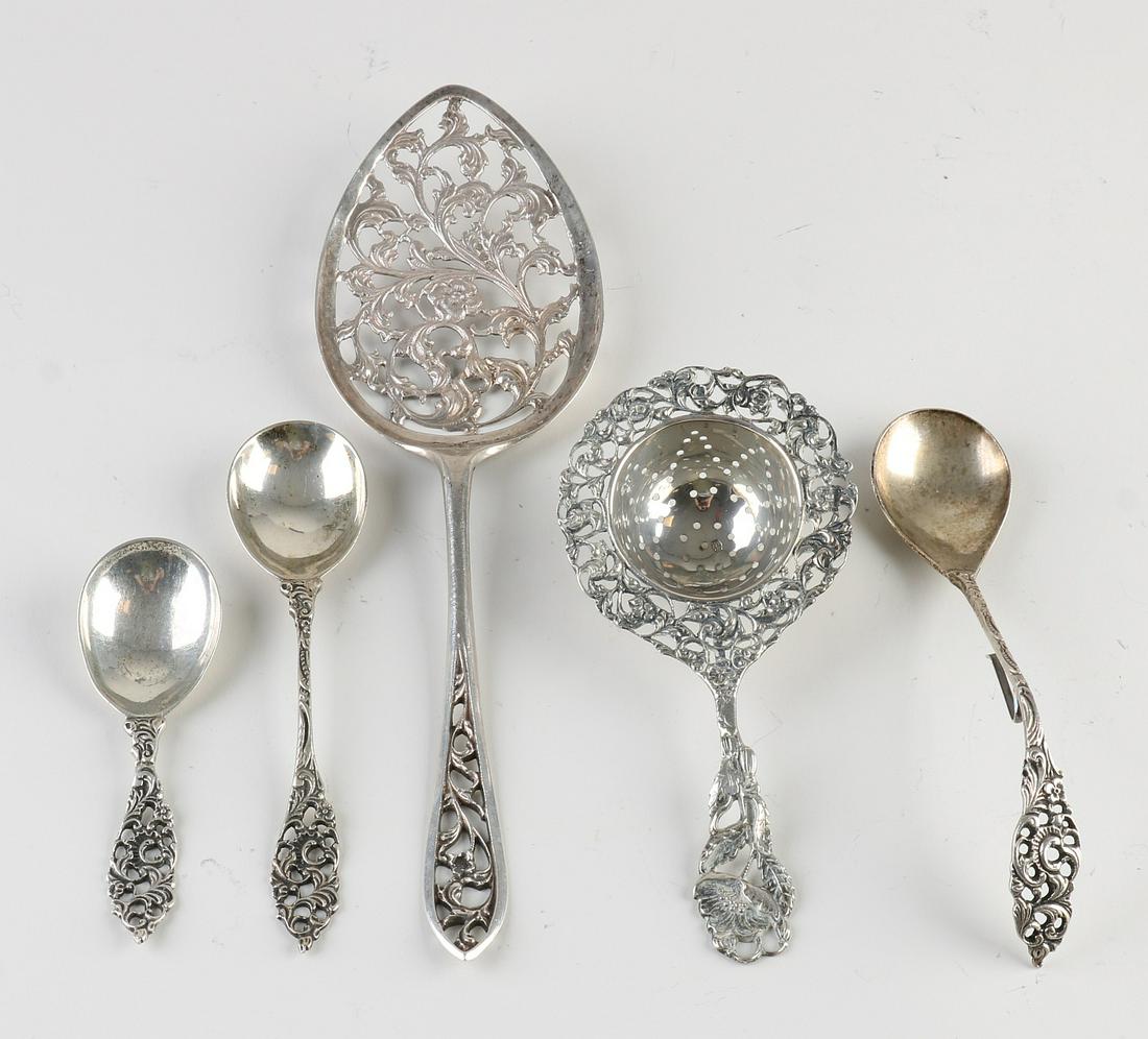 Lot silver, 835/000, Biedermeier, with a cake server,: Lot silver, 835/000, Biedermeier, with a cake server, tea strainer, jam spoon, sugar spoon and tea thumb. about 121 grams. 9-22cm. In good condition