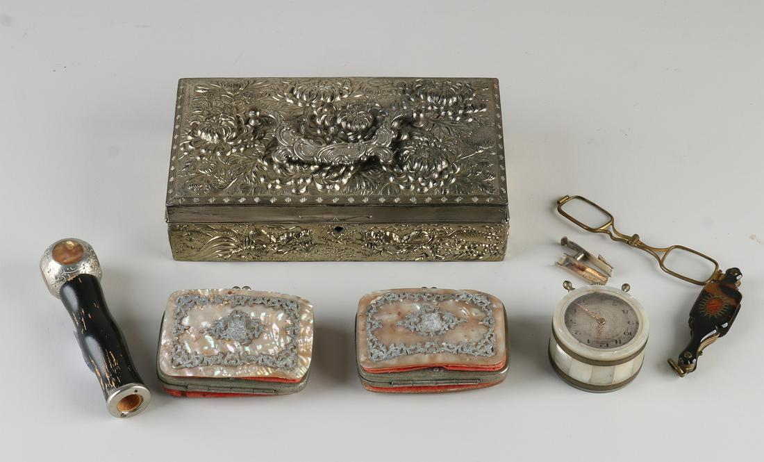 Lot of various antiques (6x). Consisting of: Mother of: Lot of various antiques (6x). Consisting of: Mother of pearl glued clock. Handgrip, wood, plated + mother-of-pearl. Two women's purse with mother-of-pearl. Turtle flip glasses. Plus plated lidded box,