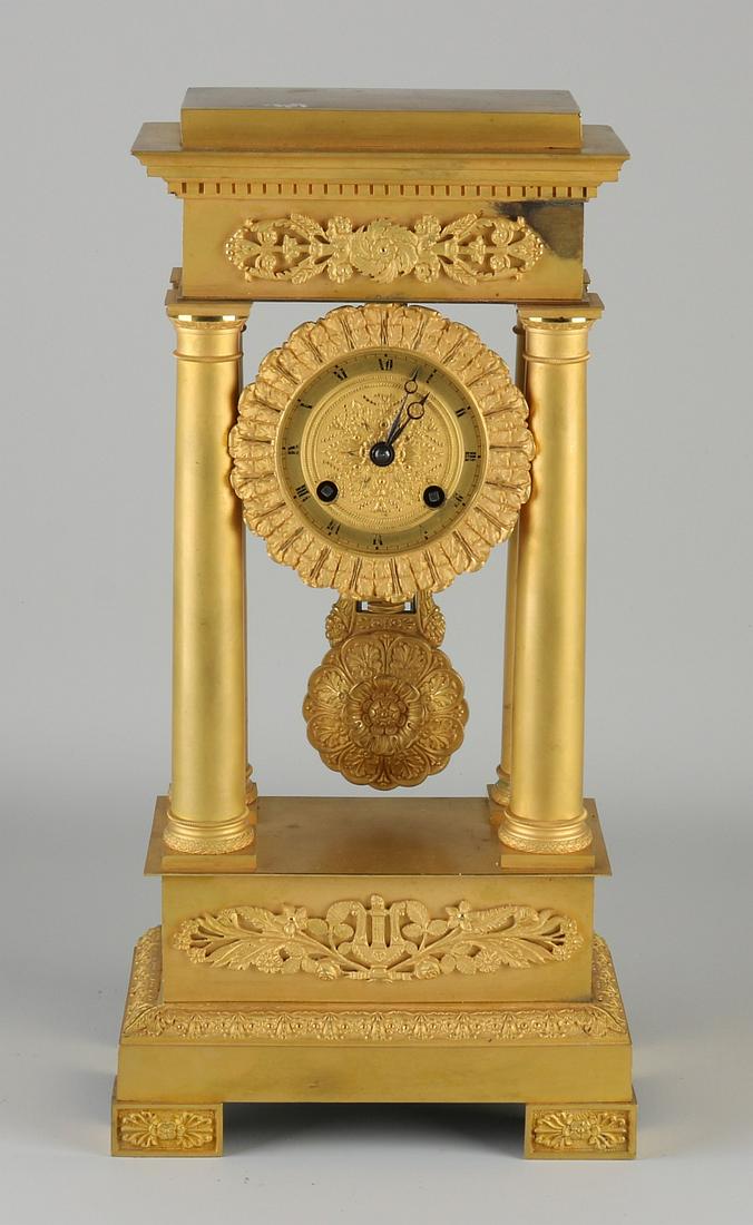 Antique French 19th century fire-gilt bronze column: Antique French 19th century fire-gilt bronze column mantel clock. First half 19th century. Eight-day movement, half-hourly strike on bell, spring pendulum. Stain top right. Dimensions: H 38 cm. In goo