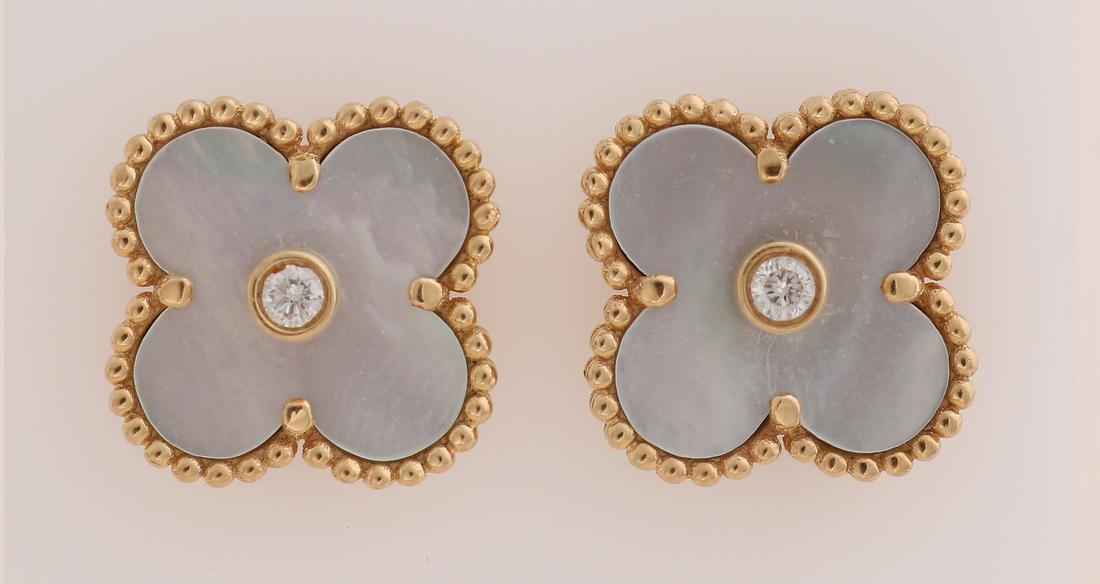 Gold earrings, Cleef & Arpels (1 of 1)