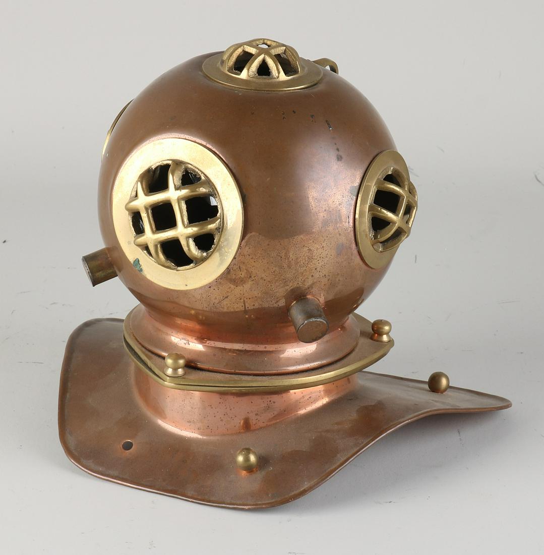 Red copper diving helmet, 1950: Decorative copper diving helmet, after an old example. Circa 1950. Dimensions: 18 x 16 x 22 cm. In good condition.