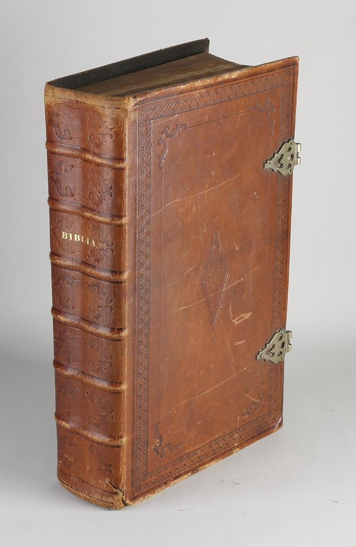 17th Century States Bible: 17th century Dutch state bible. Johan Elzevier, Daniel Elzevier 1663. Locks are missing. Original leather strap. Dimensions: 10 x 43 x 28 cm. In reasonable condition.