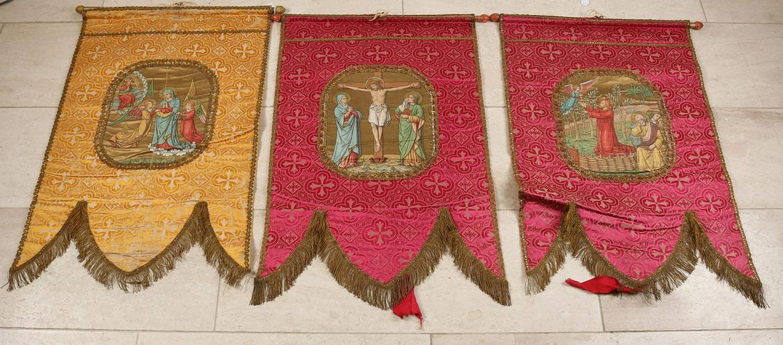 Three RC banners, 1880: Three antique Roman Catholic silk banners with gold brocade and religious depiction. Circa 1880. Size: 80 - 90 cm. In good condition.