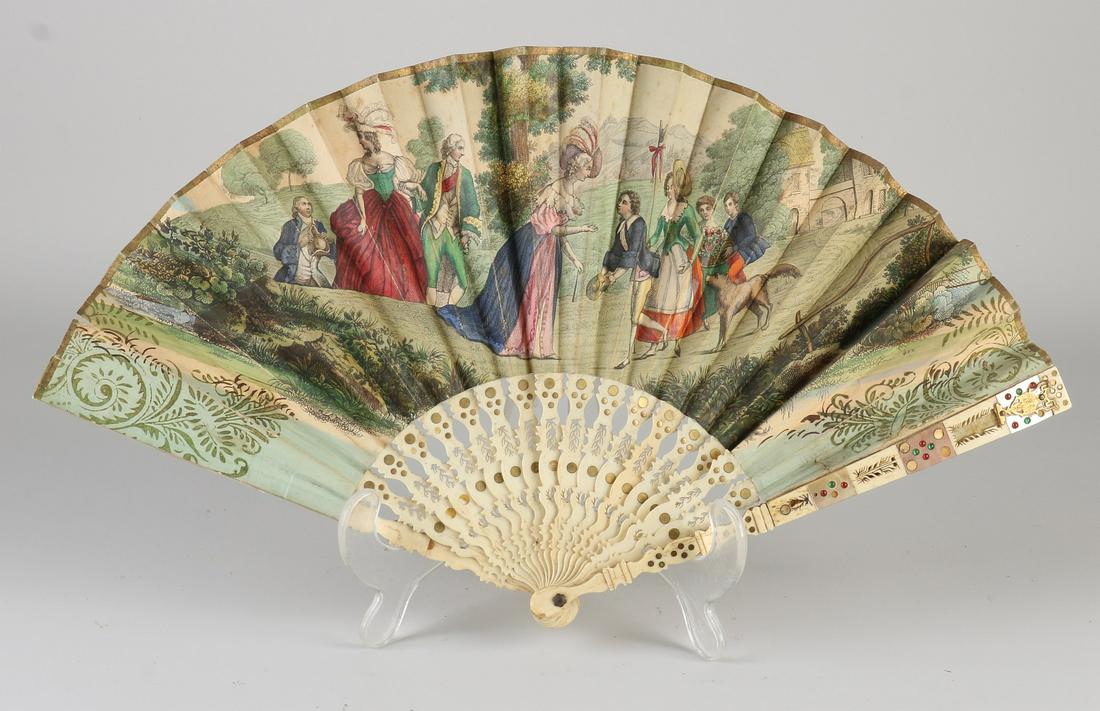 Antique fan of bone: Antique bone fan with hand-colored engravings + mother-of-pearl. 19th century. Dimensions: 37.5 x 21.5 cm. In good condition.