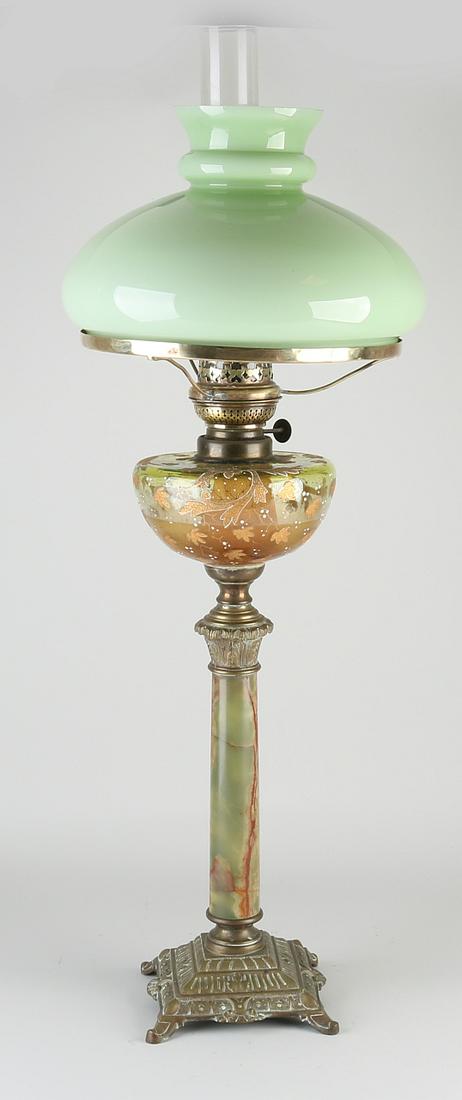 Petroleum lamp: Large antique kerosene lamp with onyx, brass and glass reservoir. Circa 1900. Size: 75 cm. In good condition.